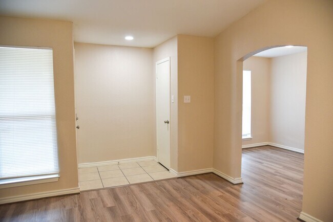 Building Photo - 307 Amherst Ct