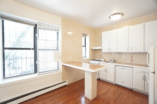 Building Photo - 521 W 180th St