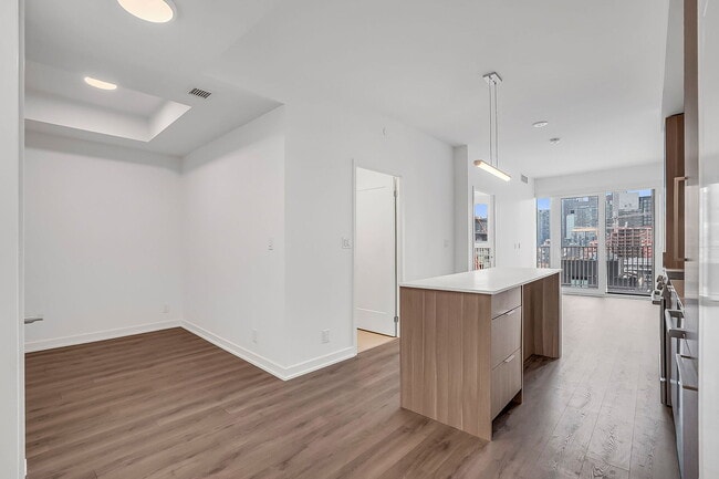 Building Photo - 88 Bathurst St