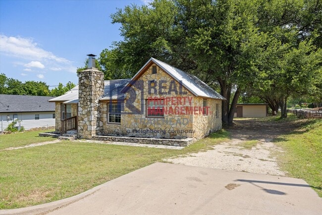 Building Photo - Charming Rock Home on Oversized Lot in Glen Rose