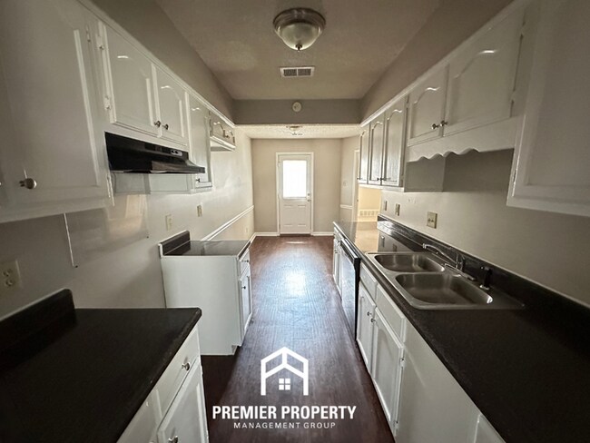 Foto del edificio - Beautiful 3BR/2BA Near Southwind | Soaring Vaulted Ceilings, Fireplace & Quiet Cove