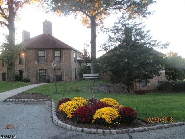 Foto del edificio - 181 Long Hill Rd