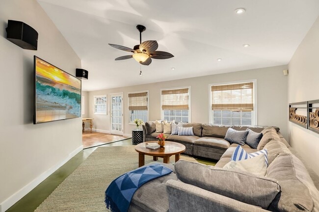 Building Photo - 4bd / 3.5ba Charming Nautical Kahala Home with a Pool and A/C.  - Kahala Seaside