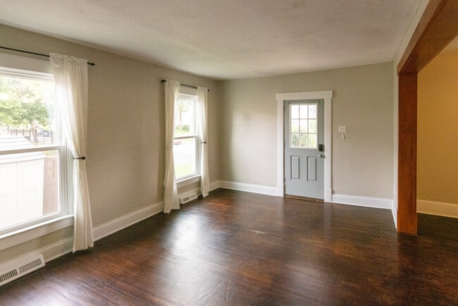 Family room - 326 E Maynard Ave