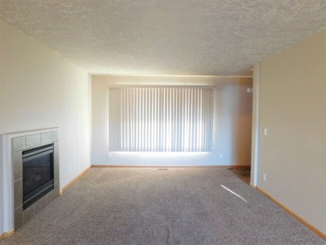 Building Photo - 3Bd/2.5Ba Two Story House - Available to V...