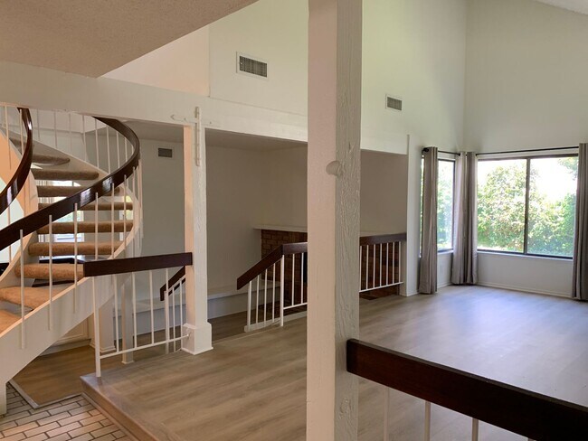 Building Photo - Beautiful, Spacious, 4 bed 2.5 bath home nestled in the Serene, breathtaking Hills of Pacific Pal...