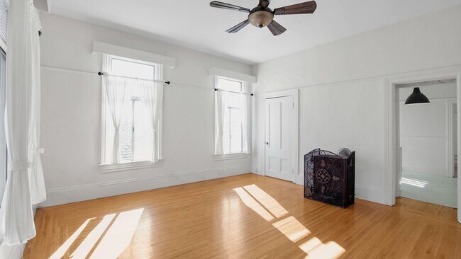 Building Photo - 3014 Encinal Ave