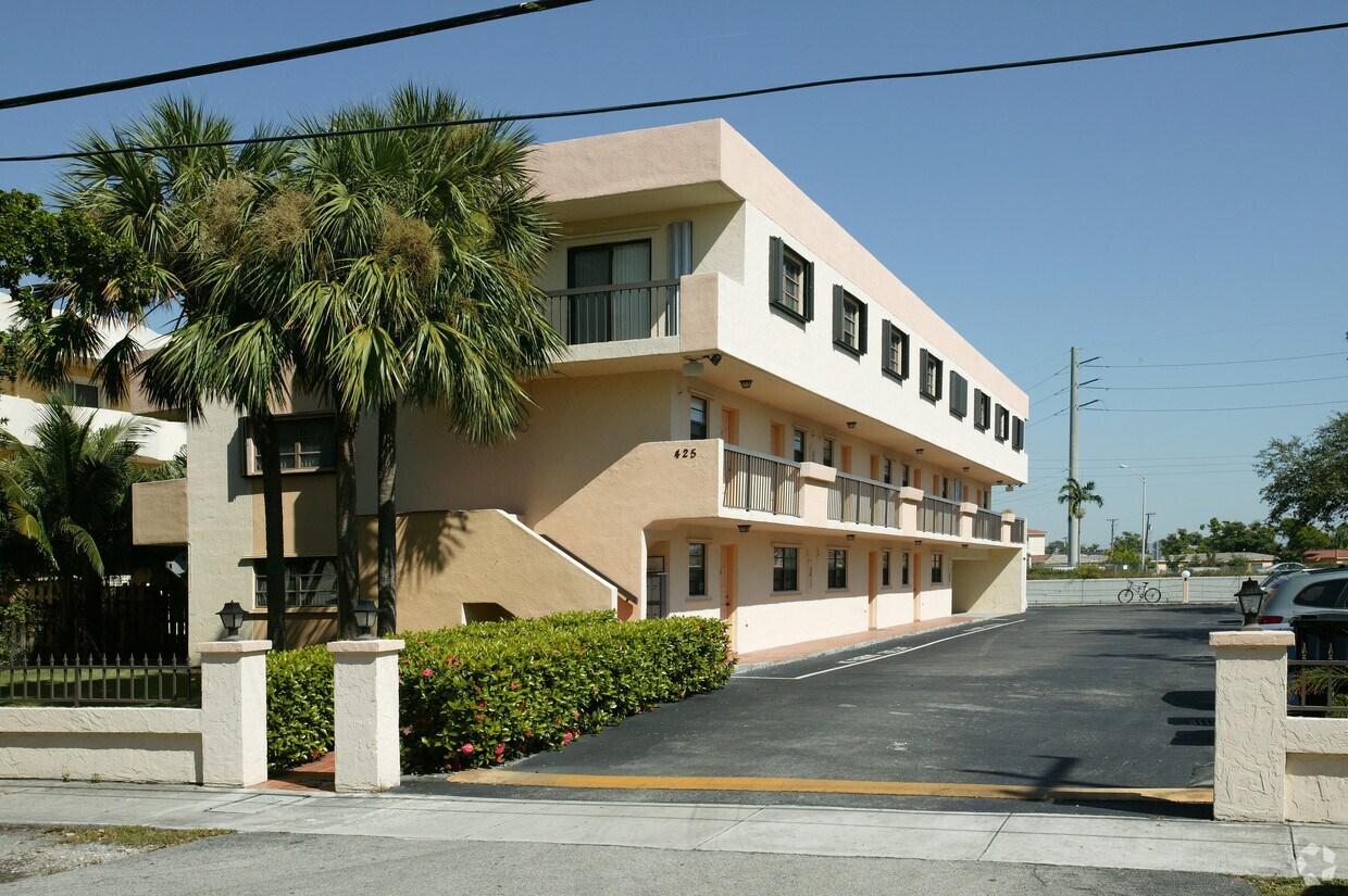 Building Photo - 425 Swallow Dr