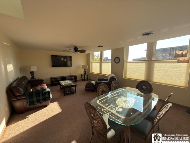 Foto del edificio - 100-104 E 3rd St