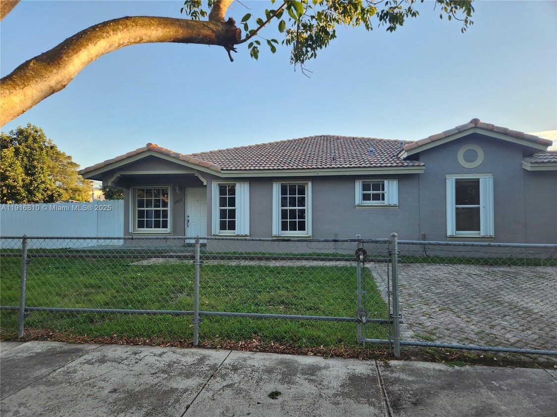 Foto principal - 13822 SW 256th St
