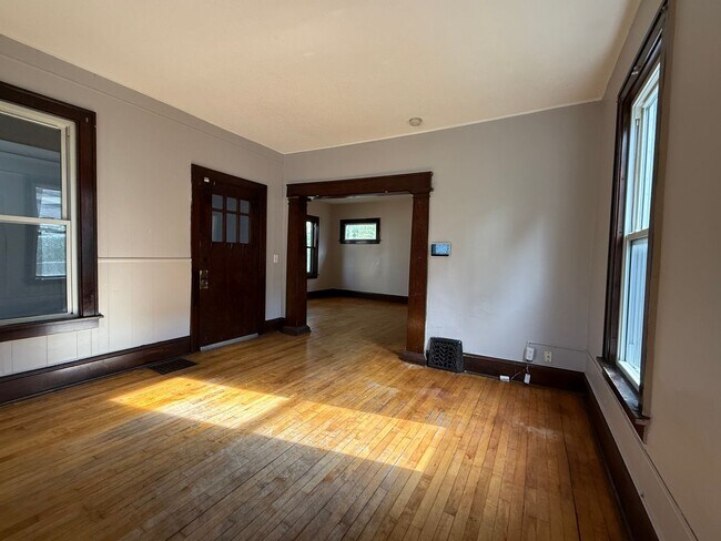 Foto del edificio - 3 bedrooms 2 bath house, Available October...