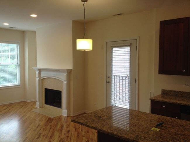Building Photo - 1528 W Greenleaf Ave