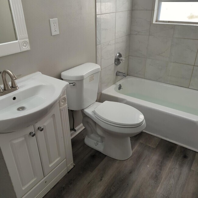 Foto del edificio - 6205 N Devonshire Dr