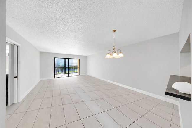 Building Photo - 2202 S Cypress Bend Dr