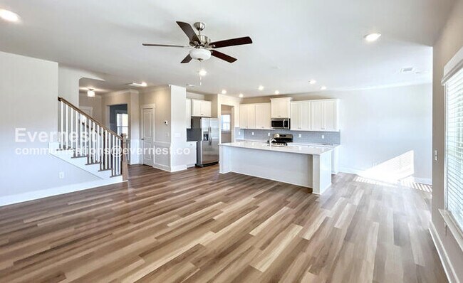 Building Photo - 4 Bed/3 Bath Home with Fenced Yard & Garage / Available Now!