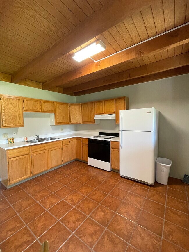 Building Photo - 413 Valverde St