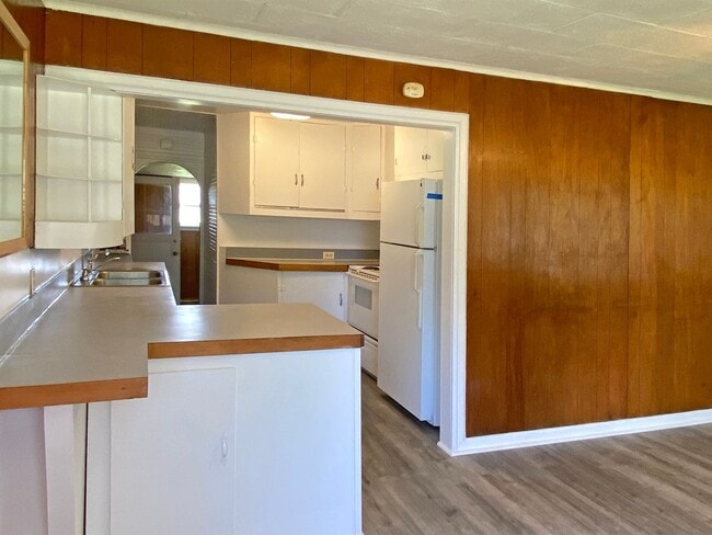 Building Photo - Darling One Bedroom House in the Heart of ...