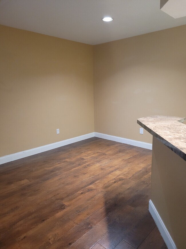 COMEDOR - 802 Crest Pines Dr