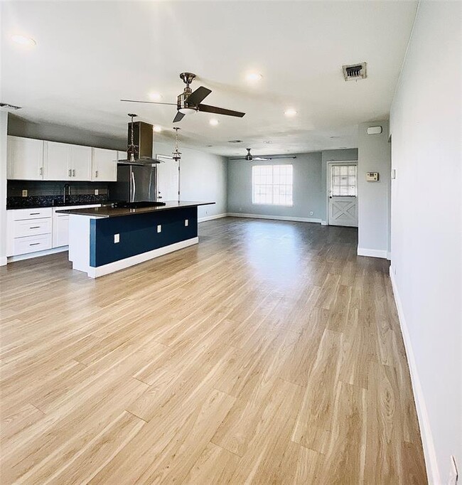 Building Photo - 8602 Colonial Dr