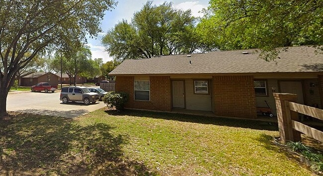 Building Photo - 606 E Kennedy Ave