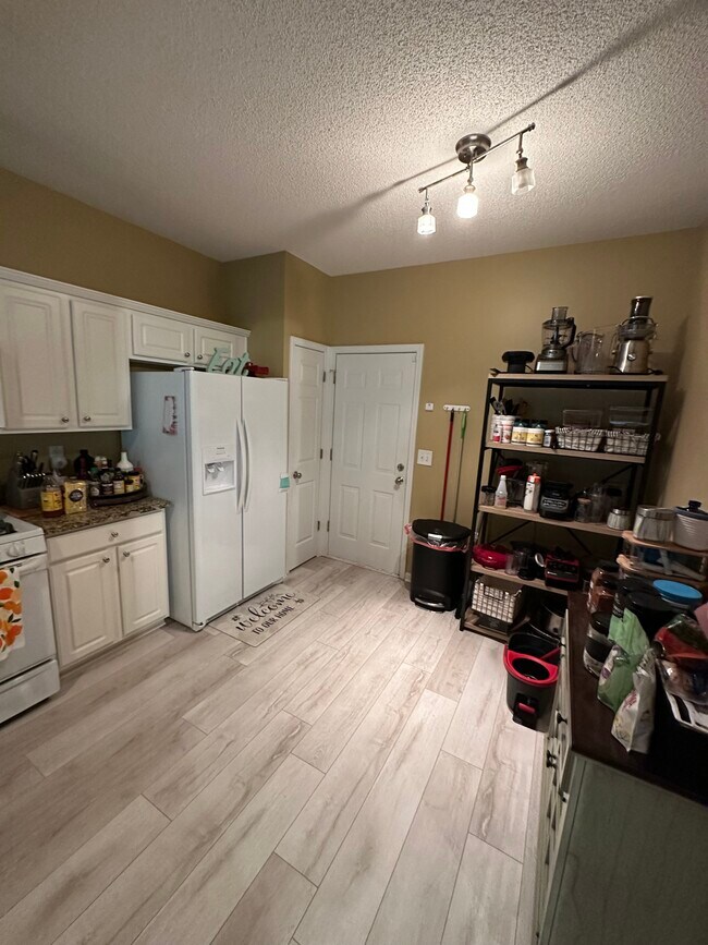 Foto del edificio - 4190 Royal Regency Cir NW