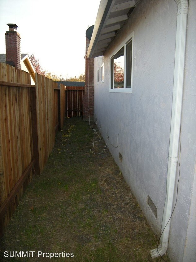 Building Photo - 166 Manzanita Dr