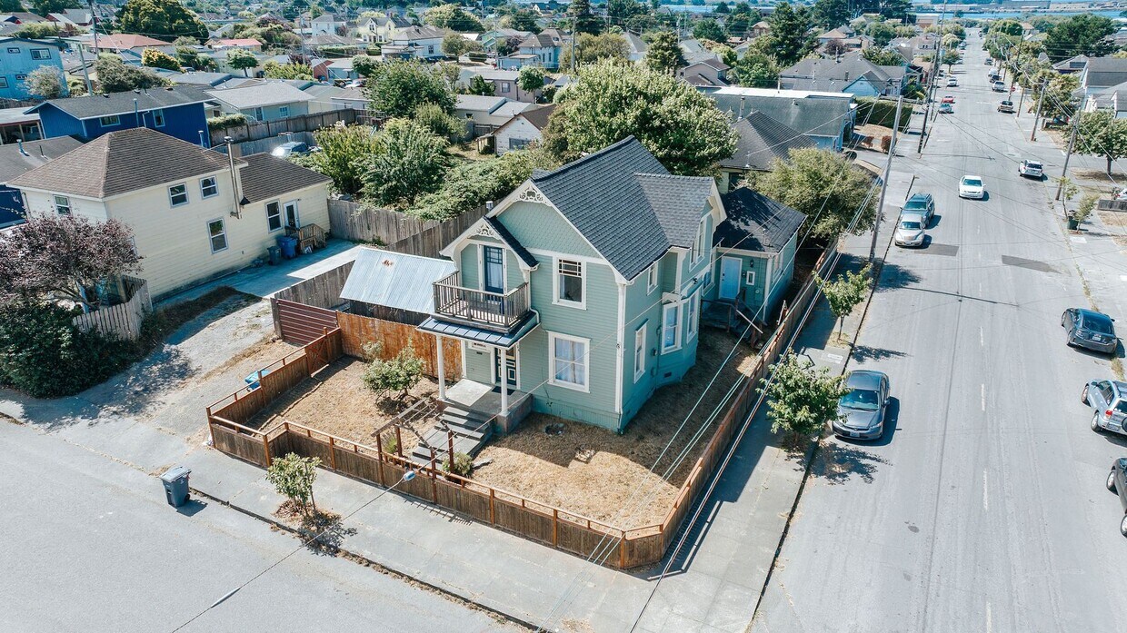 Foto principal - Charming 3-Bedroom Victorian Home in the H...