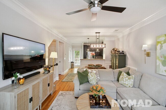 Building Photo - Charming 1BR, 3 Level Townhome in Brookhaven