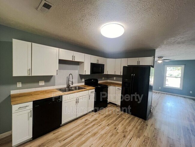 Foto del edificio - 6412 Rockford Dr