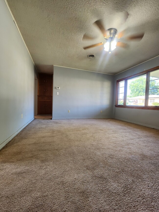 Living room and hallway - 813 East Ave S