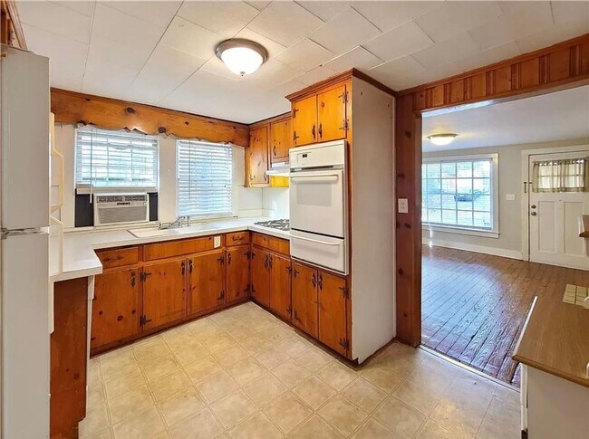 Building Photo - Cutest Bunglaow off Howell Mill RD and I-7...