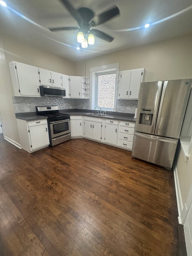 Foto del edificio - 4249 W Potomac Ave