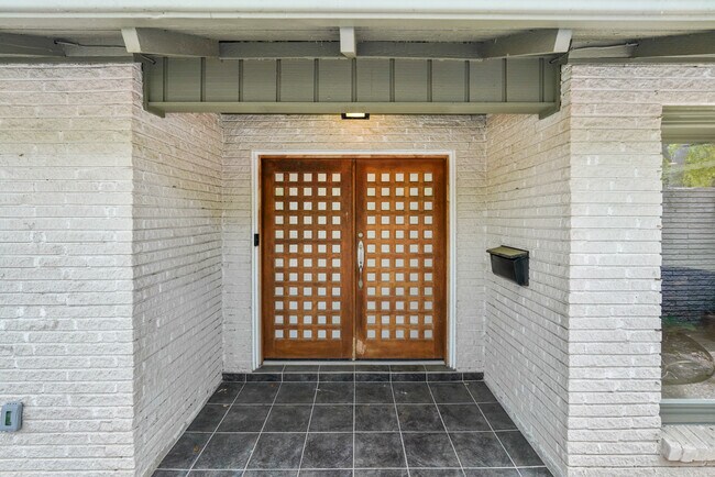 Foto del edificio - 4942 Cherry Hills Dr