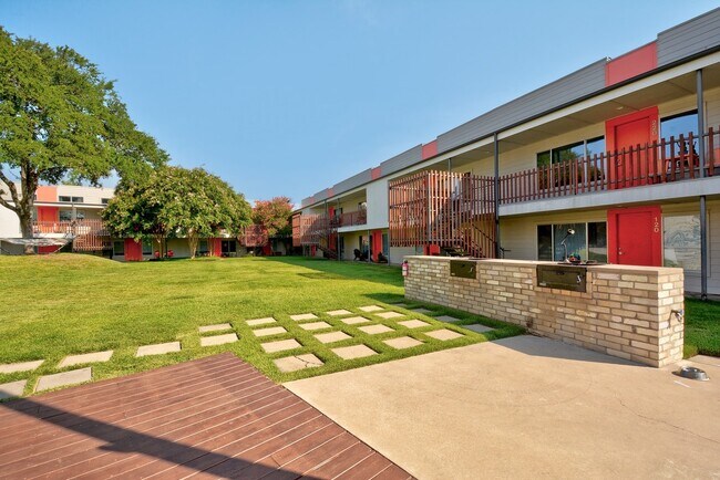 Building Photo - 2200 Dickson Dr