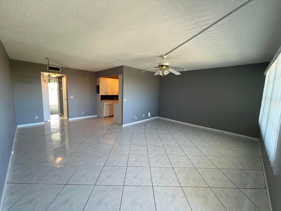 Primary Photo - 4013 Wolverton E