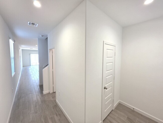Foto del edificio - 2677 W Simone Ave