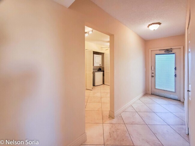 Foto del edificio - 6650 S Oriole Blvd