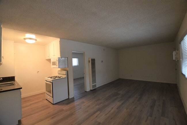 Building Photo - 5255 Blakeslee Ave