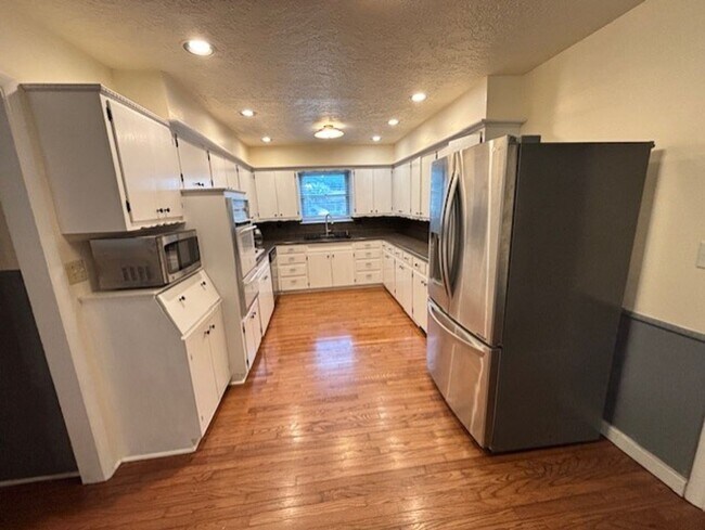 Building Photo - (3) Bed/(2) Bath with Storm Shelter and Mo...