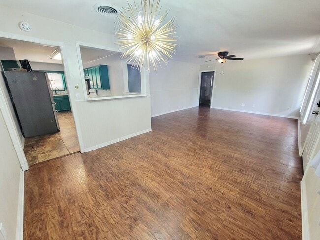 Building Photo - Spacious 3/2/1 with Additional Living Area/Game Room & Yard Service