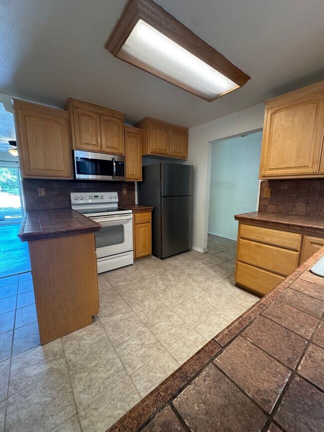 Foto del edificio - SIZEABLE 3 BED 2 BATH HOME IN THE STARLIGHT SUBDIVISION