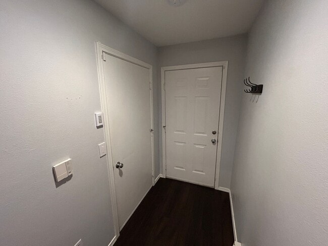 Building Photo - Gorgeous 2 bedroom 2 bath townhome availab...