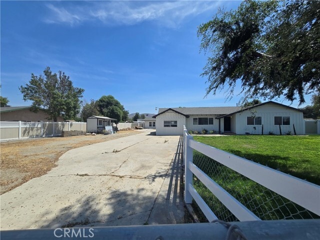 Building Photo - 876 River Dr