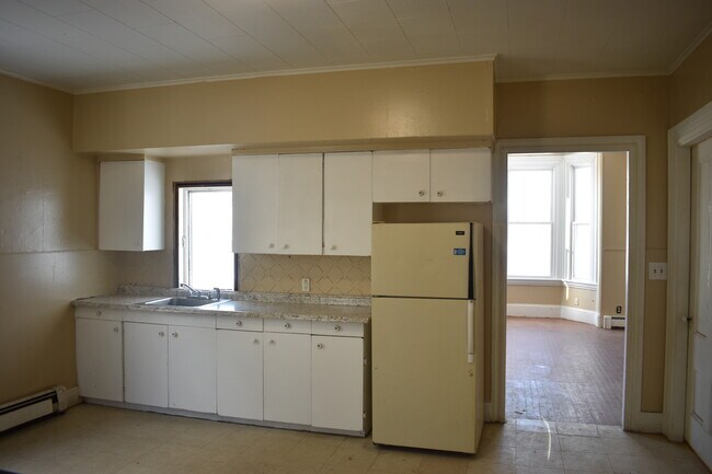 Dine-In Kitchen - 139 Oak St