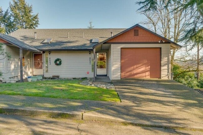 Building Photo - Updated 3 Bedroom, 1.5 Bathroom Duplex in ...