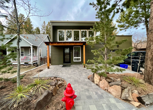Building Photo - 1832 SW Forest Ridge Ave