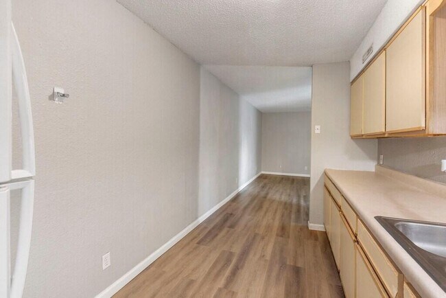 Foto del edificio - 865 S Douglas Ave