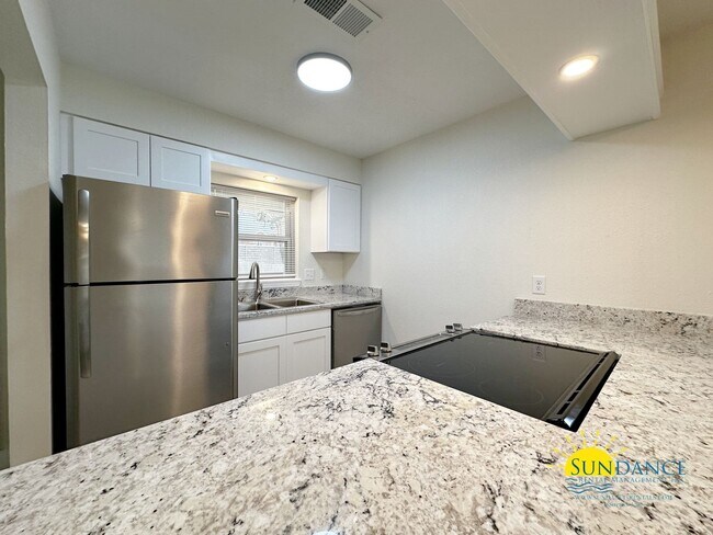 Building Photo - Fully renovated unit with beautiful features!