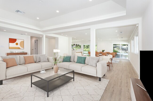 Espacio abierto: Sala de estar - Comedor - Cocina (Las fotos son recreaciones virtuales) - 6419 Valley Circle Ter