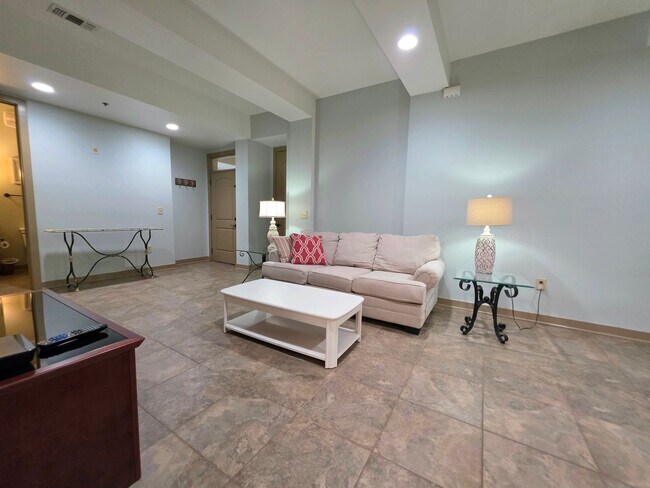 Foto del edificio - Ground floor 2/2 at The Enclave at Oak Hill